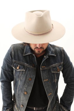 Beyaz arka planda poz veren modaya uygun sakallı genç bir adam. Yüksek kalite fotoğraf.