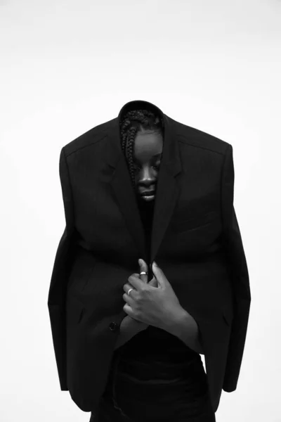 身穿长裙 摆出室内姿势的年轻非洲裔美国妇女的黑白画像 垂直的 高质量的照片 — 图库照片