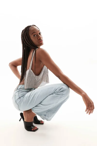 Wanita Muda Afrika Amerika Yang Menarik Yang Berpose Dalam Ruangan — Stok Foto