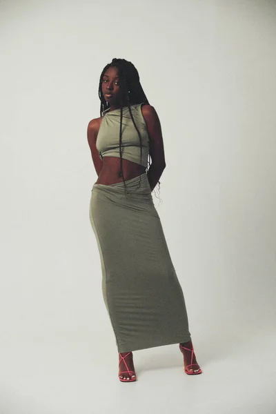 非洲裔美国妇女穿着长裙在室内摆姿势的画像 垂直的 高质量的照片 — 图库照片