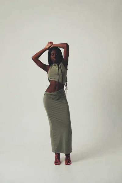 穿着长裙在室内摆姿势的非洲裔美国女人的画像 垂直的 高质量的照片 — 图库照片