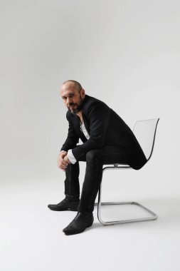 Kafası tıraşlı bir adamın portresi ciddi bir yüz ifadesiyle başka yere bakıyor. - Evet. Yüksek kalite fotoğraf.