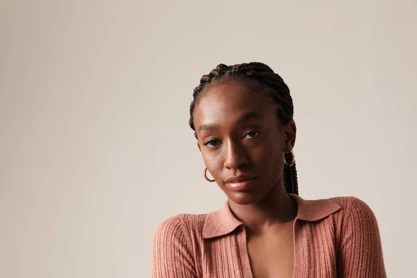 Potret Studio Wanita Muda Afrika Amerika Mengenakan Gaun Hangat Berpose — Stok Foto
