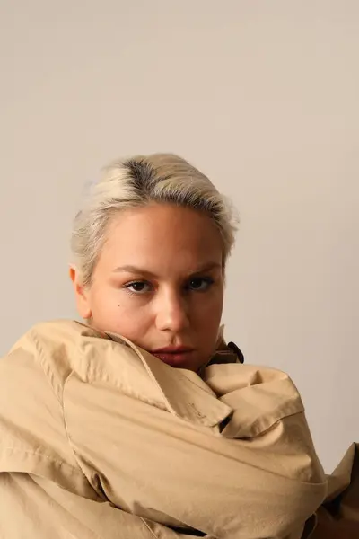 Wanita Muda Yang Menakjubkan Mengenakan Mantel Beige Trench Berpose Latar — Stok Foto