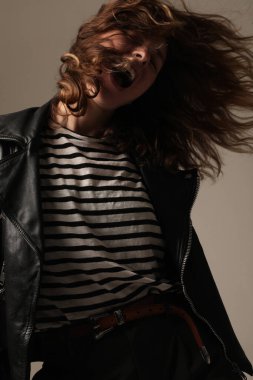 Beyaz arka planda dans eden iyimser genç bir kadın. Dikey. Yüksek kalite fotoğraf.