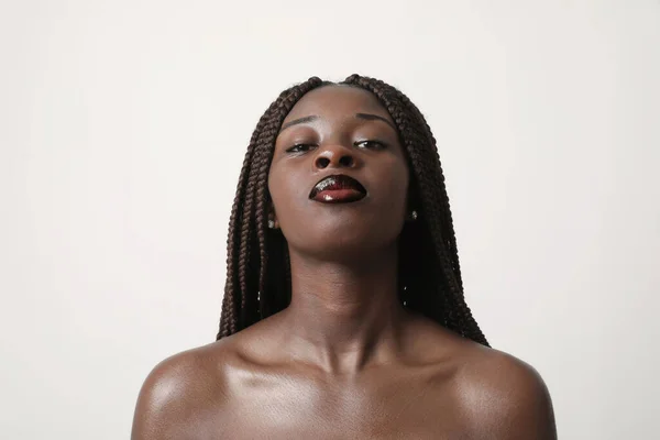 Potret Wanita Muda Afrika Amerika Yang Cantik Dengan Percaya Diri — Stok Foto