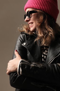 Gülümseyen ve beyaz arka planda poz veren iyimser genç bir kadın. Dikey. Yüksek kalite fotoğraf.