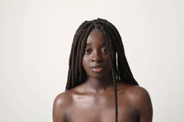 头像年轻的非洲裔美国女人与面包自信地看着相机 高质量的照片 — 图库照片