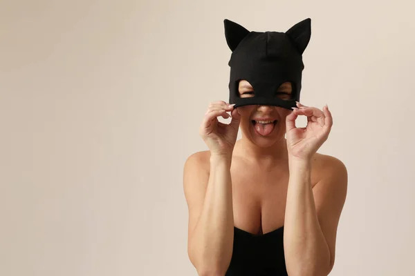 Wanita Muda Yang Menakjubkan Mengenakan Topeng Kucing Hitam Berpose Dinding — Stok Foto