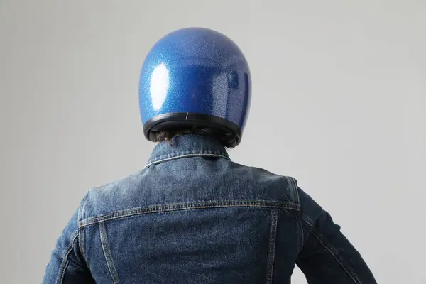 Mock Pria Mengenakan Helm Dan Demin Jaket Berpose Atas Latar — Stok Foto