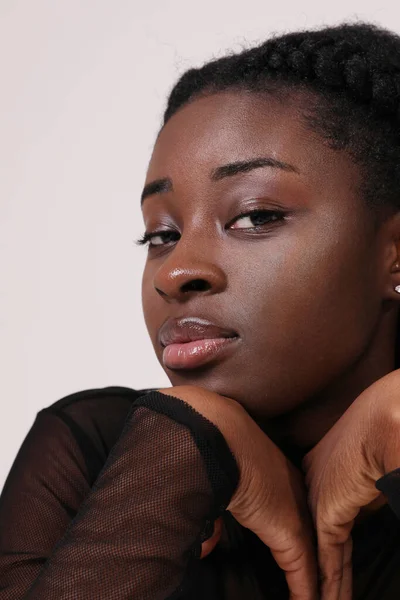 Pendekatan Vertikal Dari Wanita Muda Afrika Amerika Dengan Percaya Diri — Stok Foto