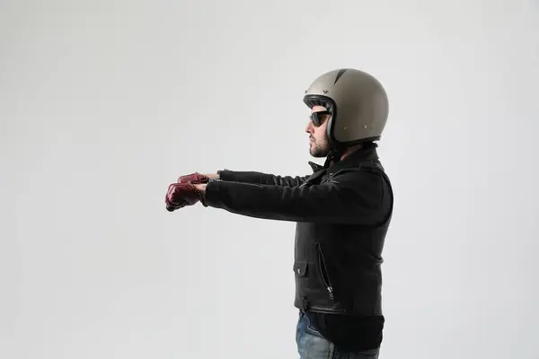 Potret Pria Berjanggut Mengenakan Helm Dan Jaket Hitam Berpose Dalam Stok Gambar