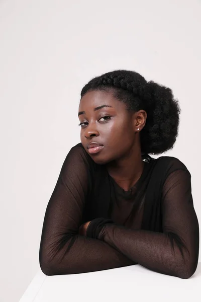 Wanita Muda Afrika Amerika Yang Cantik Dengan Percaya Diri Melihat — Stok Foto