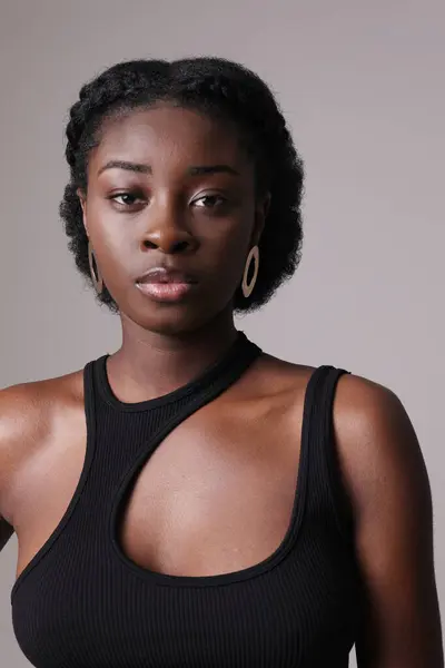 Wanita Muda Afrika Amerika Yang Cantik Dengan Percaya Diri Melihat — Stok Foto