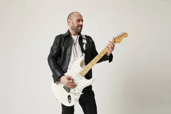 Musisi Rock Bermain Gitar Dan Berpose Atas Latar Belakang Putih — Stok Foto