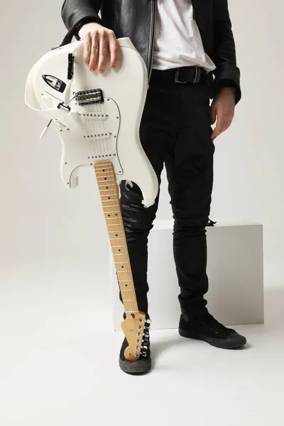 Gambar Dipotong Dari Musisi Rock Berpose Dengan Gitar Putih Dalam — Stok Foto