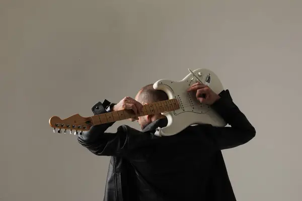 Kembali Melihat Potret Musisi Rock Memainkan Gitar Berpose Atas Latar — Stok Foto