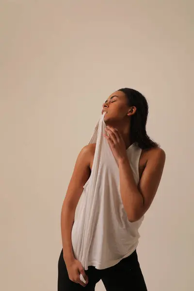 Potret Vertikal Wanita Muda Sensual Dengan Bentuk Tubuh Yang Baik Stok Foto