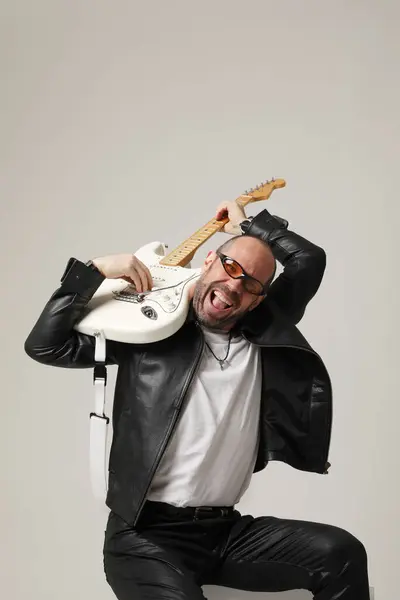 Musisi Rock Seorang Pria Dengan Kepala Gundul Memainkan Gitar Berpose — Stok Foto