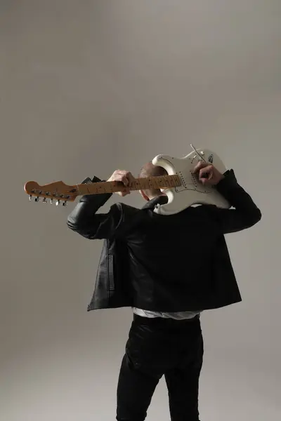 Gambar Yang Dipotong Dari Musisi Rock Memainkan Gitar Dan Berpose — Stok Foto