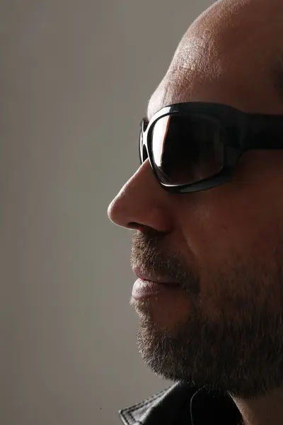 Potret Close Pria Dewasa Mengenakan Kacamata Hitam Berpose Atas Latar — Stok Foto