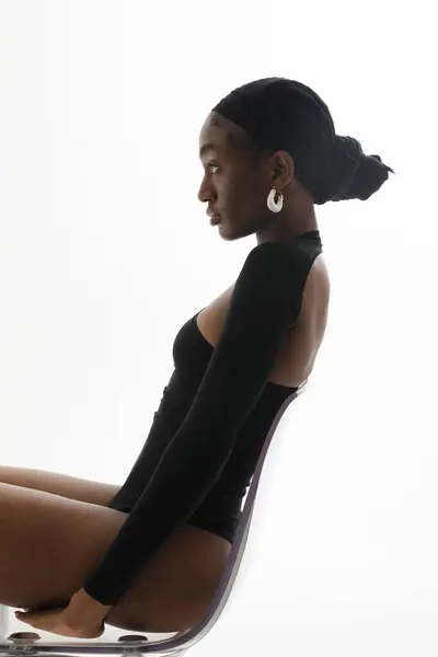 Potret Vertikal Wanita Muda Afrika Amerika Yang Berpose Dengan Latar Stok Foto