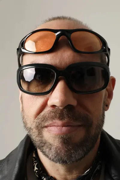 Potret Close Pria Dewasa Mengenakan Kacamata Hitam Berpose Dalam Ruangan Stok Gambar