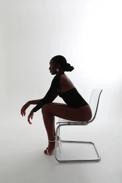 Potret Vertikal Wanita Muda Afrika Amerika Yang Berpose Dengan Latar — Stok Foto