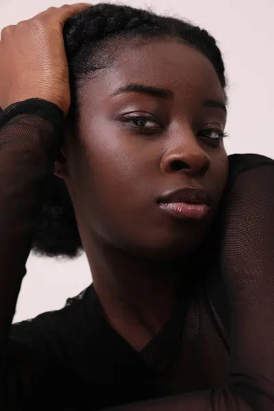 Potret Wanita Afrika Amerika Yang Percaya Diri Dalam Ruangan Melihat — Stok Foto