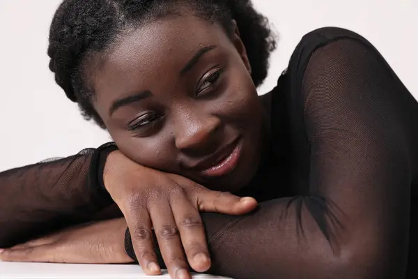 Potret Wanita Afrika Amerika Yang Optimis Dan Tersenyum Melihat Kamera — Stok Foto