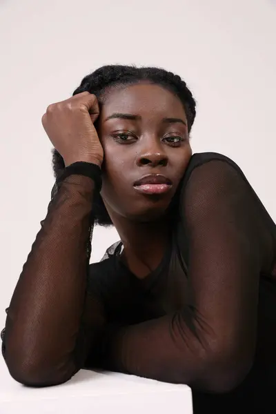 Potret Vertikal Wanita Afrika Amerika Yang Percaya Diri Melihat Kamera Stok Gambar Bebas Royalti