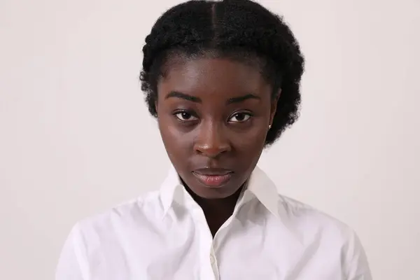 Wanita Muda Afrika Amerika Yang Percaya Diri Melihat Kamera Mindset — Stok Foto