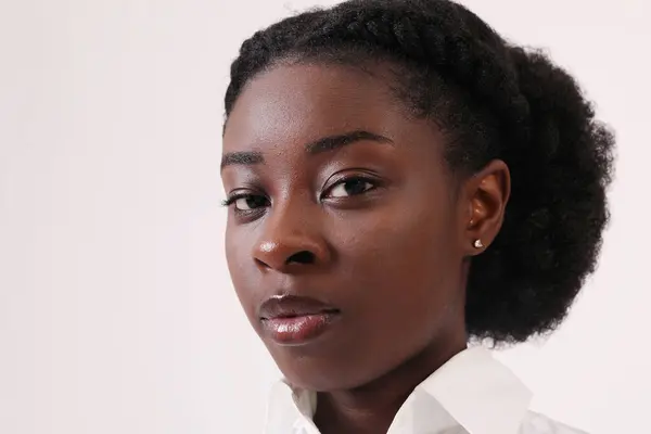 Foto Close Dari Percaya Diri Afrika Amerika Wanita Muda Melihat — Stok Foto