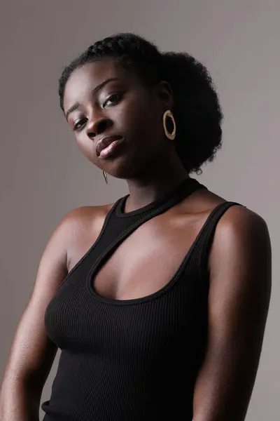 Potret Wanita Cantik Afrika Amerika Yang Percaya Diri Dalam Ruangan — Stok Foto