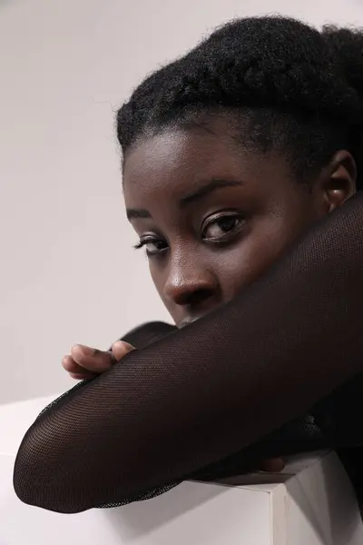 자신감 아프리카계 미국인 여자의 클로즈업 초상화 카메라를 모크업 품질의 스톡 사진