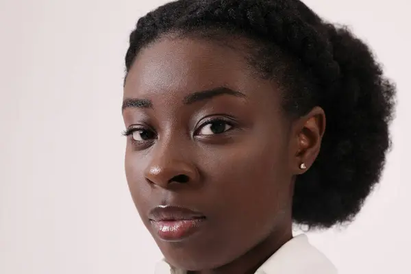 Крупный План Портрета Уверенной Афроамериканской Молодой Женщины Смотрящей Камеру Мысль Стоковая Картинка