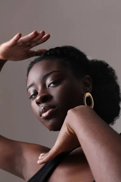 Innenporträt Einer Selbstbewussten Afroamerikanischen Hübschen Frau Die Die Kamera Blickt — Stockfoto