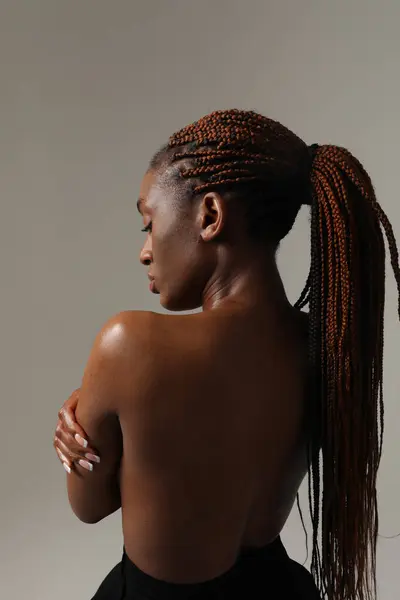 Portret Vertical Unei Tinere Afro Americane Care Prezintă Fundal Alb fotografii de stoc fără drepturi de autor