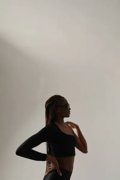 Potret Vertikal Wanita Muda Afrika Amerika Yang Berpose Dengan Latar Stok Foto Bebas Royalti