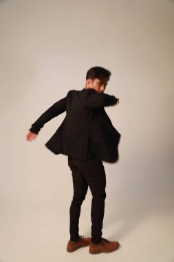 Beyaz arka planda poz veren Asyalı genç bir adam. Dikey. Yüksek kalite fotoğraf