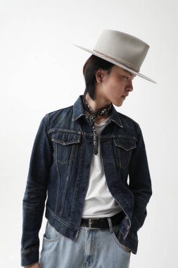 Beyaz arka planda kapalı alanda poz veren, kendine güvenen Asyalı yakışıklı bir adam. Yüksek kalite fotoğraf.