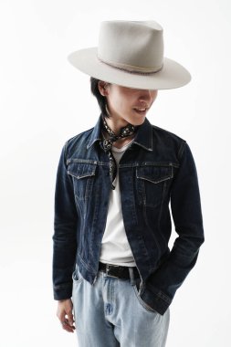 Beyaz arka planda kapalı alanda poz veren, kendine güvenen Asyalı yakışıklı bir adam. Yüksek kalite fotoğraf.