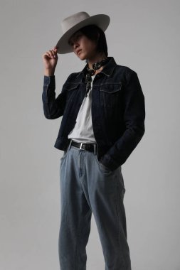 Beyaz arka plan üzerinde kot ceket giyen şık, yakışıklı Asyalı adamın vesikalığı. Model-up. Yüksek kalite fotoğraf.