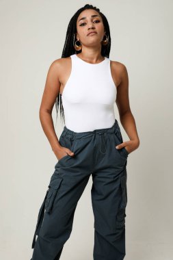 Uzun siyah örgülü Afro-Amerikalı genç kadın kameraya bakıyor. Yüksek kalite fotoğraf.