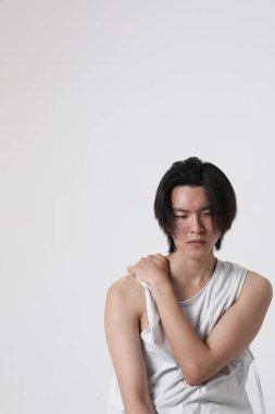 Beyaz arka plan üzerinde günlük kıyafetler giyen şık, yakışıklı Asyalı adamın vesikalığı. Model-up. Yüksek kalite fotoğraf.