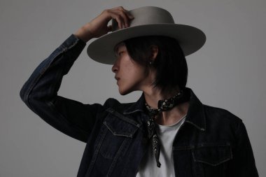 Beyaz arka planda şapka takan şık bir Asyalı. - Evet. Yüksek kalite fotoğraf.