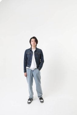 Beyaz arka planda poz veren yakışıklı Asyalı genç adamın vesikalığı. Model-up. Yüksek kalite fotoğraf.