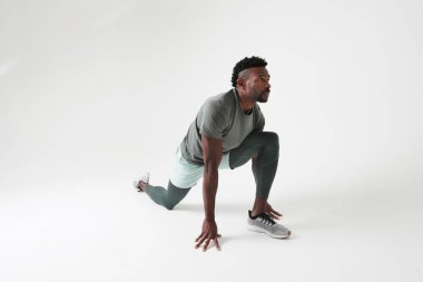 Atletik adamın kas esneme egzersizleri yaparken dikey fotoğrafı. Model-up. Yüksek kalite fotoğraf.