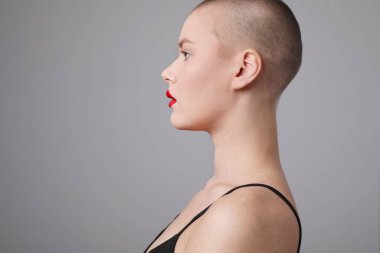 İçeride poz veren kameraya bakan genç ve güzel kel bir kadın. Model-up. Yüksek kalite fotoğraf.