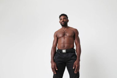  Mükemmel vücutlu Afrikalı Amerikalı yakışıklı adamın vesikalığı. Dikey maket. Yüksek kalite fotoğraf.